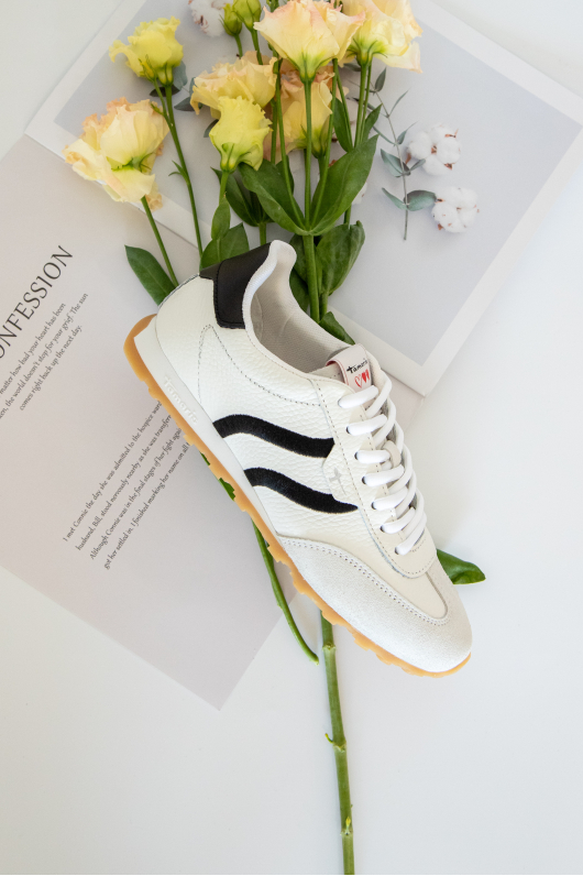 Женские кроссовки Tamaris с декоративными элементами.